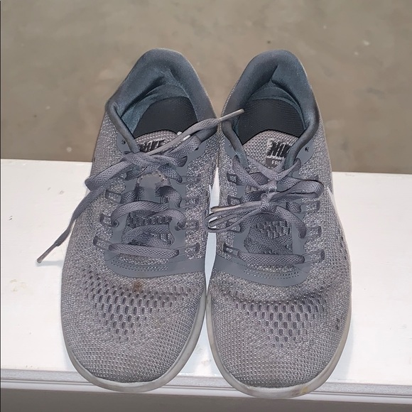 Nike Shoes - Nike Free Runs